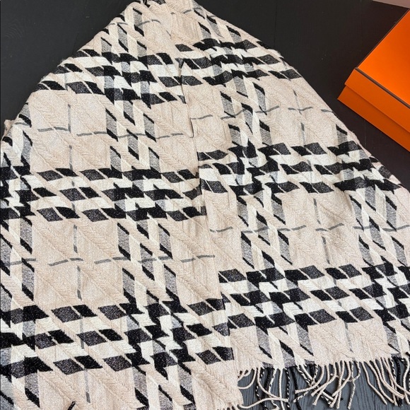 Burberry Geometric Black and White and glitter  Fringe shawl - Picture 3 of 7